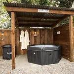 The Hideaway Glamping Pod 2 With Hot Tub & Cold Shower *