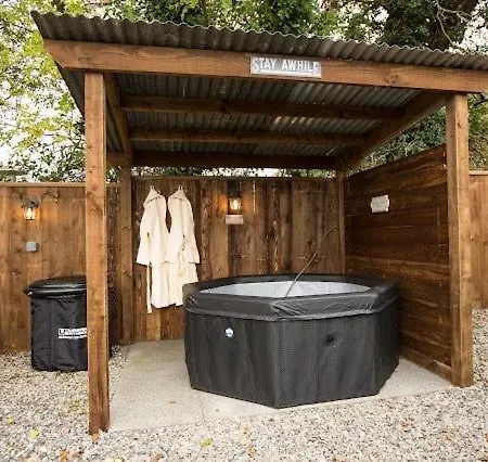 The Hideaway Glamping Pod 2 With Hot Tub & Cold Shower *