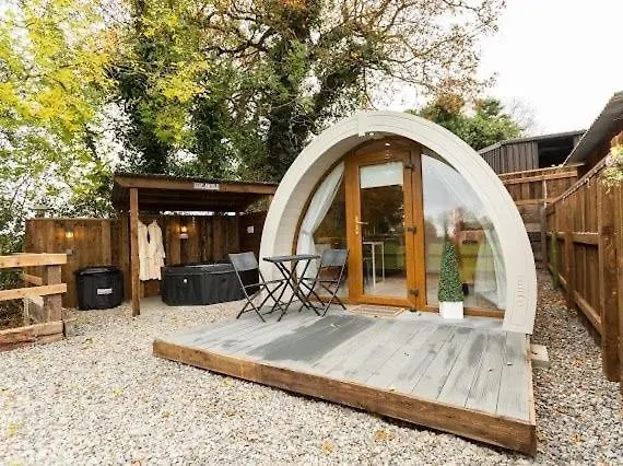 The Hideaway Glamping Pod 2 With Hot Tub & Cold Shower *